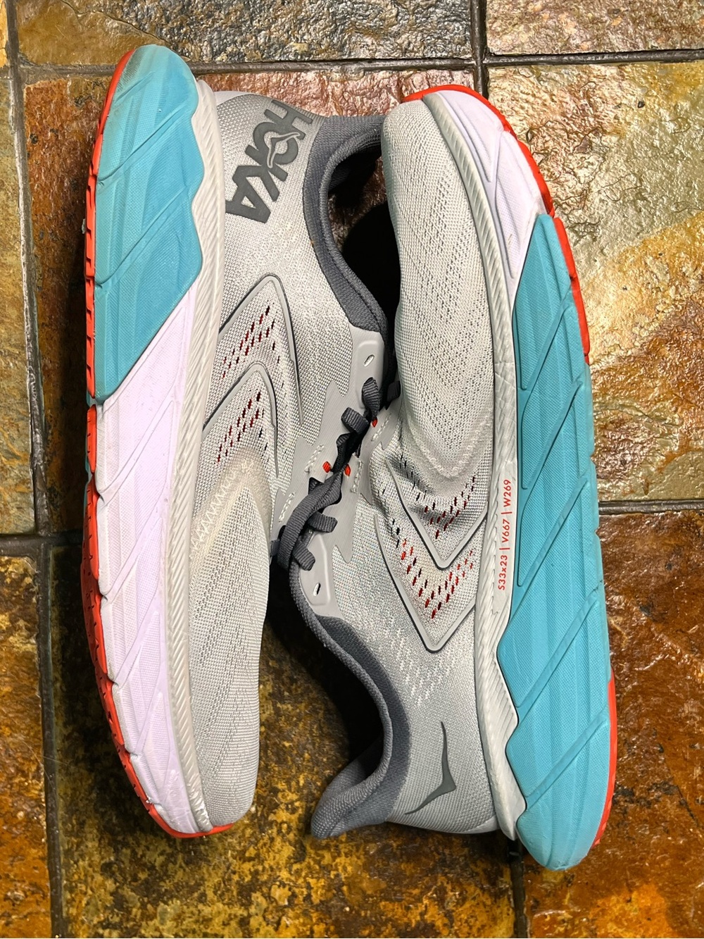 The Hoka One One Arahi 5 Mens Size 10
